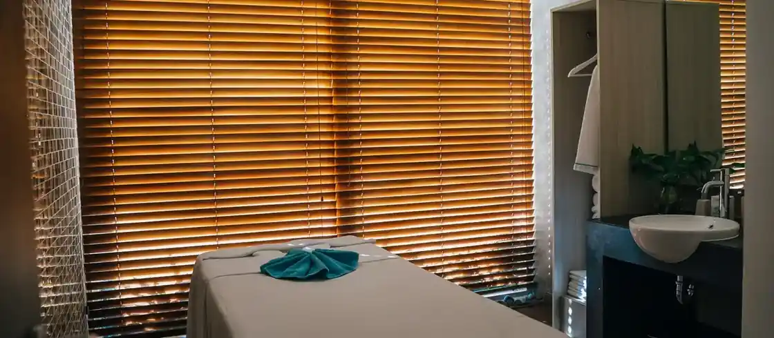 자연광이 드는 정돈된 관리실 모습
